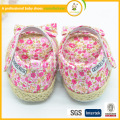 Zapatos de bebé recién nacidos hechos a mano con la flor para los bebés de las muchachas 2015 zapatos de bebé felices